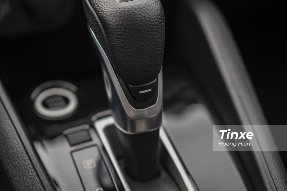 Hộp số vô cấp CVT và nút Sport ẩn bên dưới của Nissan Almera. Hộp số vô cấp CVT và nút Sport ẩn bên dưới của Nissan Almera.
