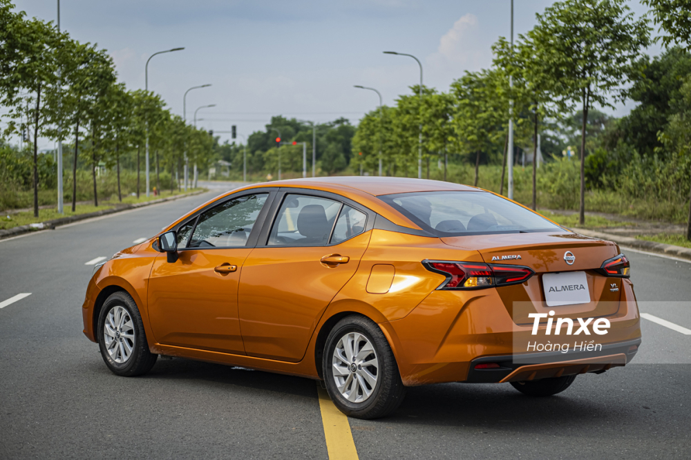 Nissan Almera có vẻ ngoài được đánh giá cao ở mọi góc nhìn. Nissan Almera có vẻ ngoài được đánh giá cao ở mọi góc nhìn.