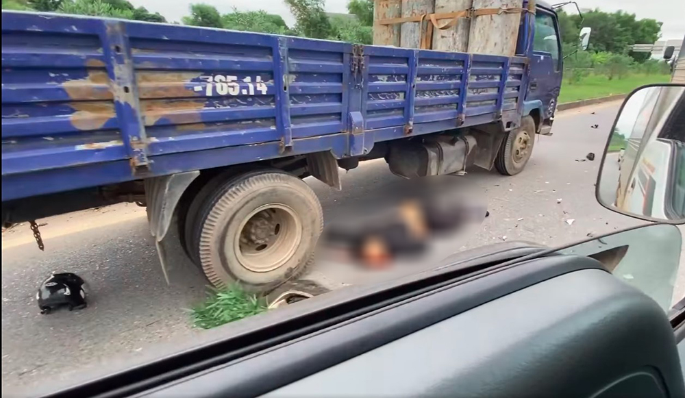 Người đi xe máy bị thương nặng sau vụ tai nạn liên hoàn
