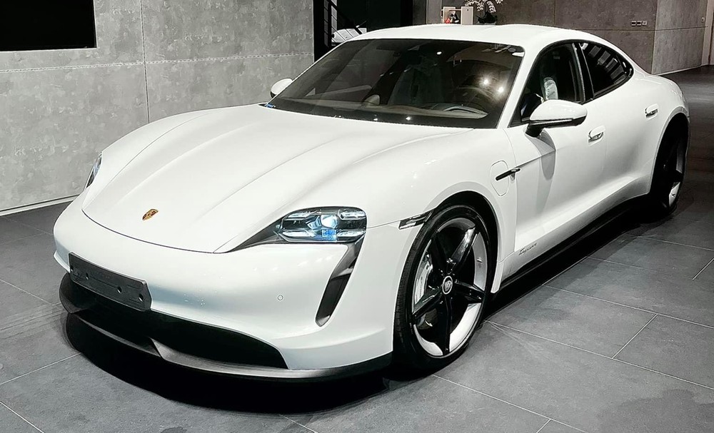 C&ograve;n đ&acirc;y l&agrave; chiếc xe điện Porsche Taycan Turbo người vợ mới nhận được từ chồng trong dịp 20/10