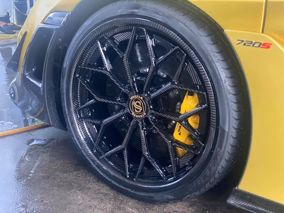 Cận cảnh la-zăng carbon của xe McLaren 720S Spider ở Đà Nẵng