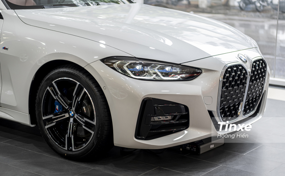 BMW 430i M Sport được trang bị bộ vành hợp kim 5 chấu kích thước 18 inch