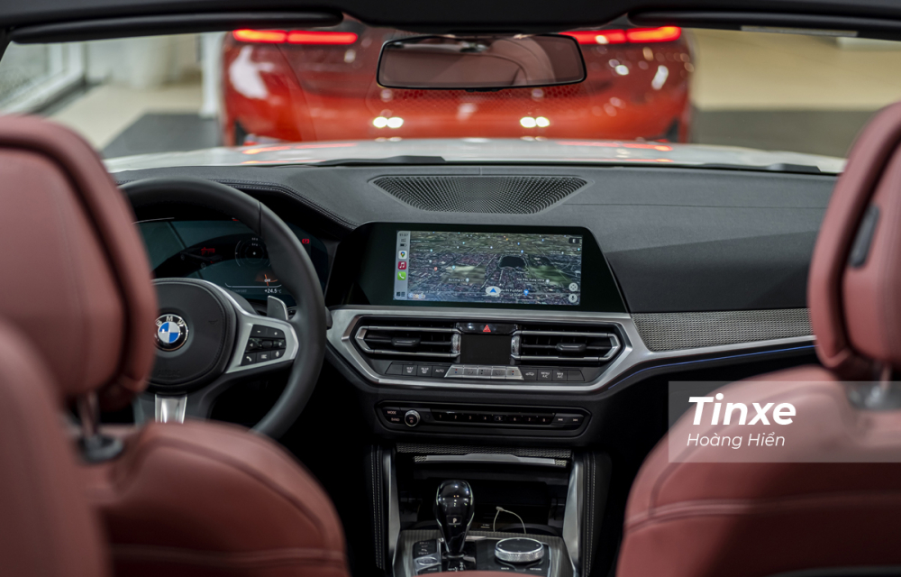 Ở vị trí trung tâm, BMW 430i M Sport Convertible được trang bị màn hình cảm ứng 10,25 inch.