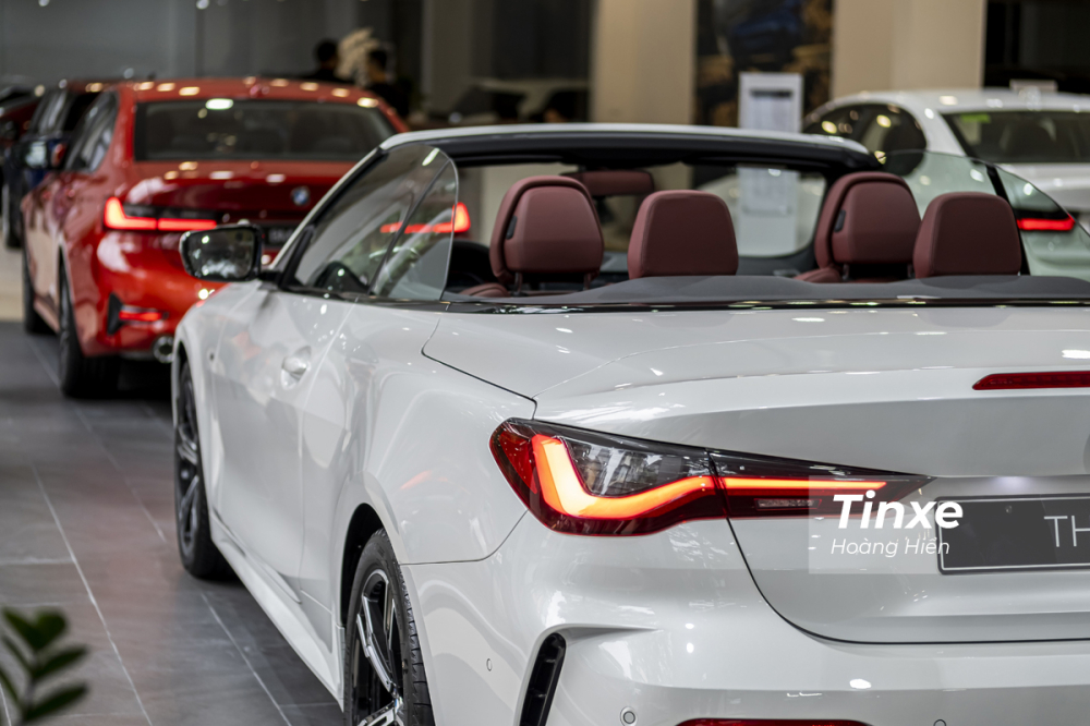 Đèn hậu phía sau BMW 430i M Sport Convertible cũng được cách điệu và phù hợp với tổng quan thiết kế đuôi xe.
