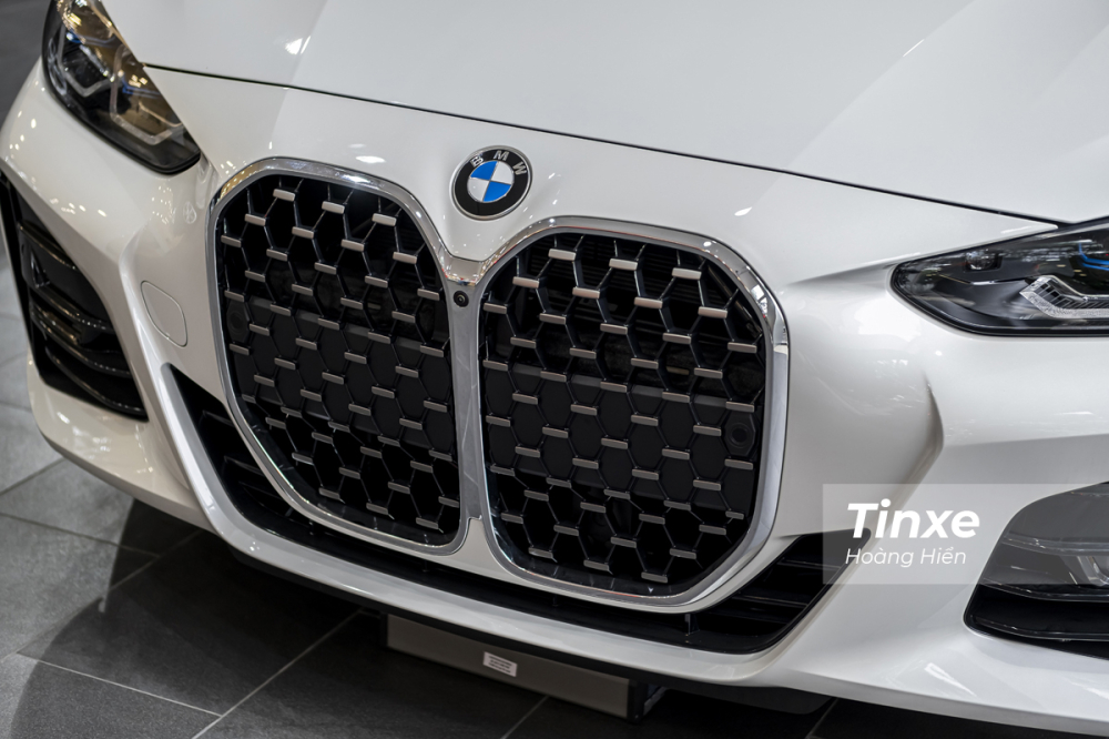 BMW 430i M Sport Convertible sở hữu lưới tản nhiệt cao nhất trong gia đình BMW khi 2 quả thận kéo dài từ nắp capo đến tận cản trước.