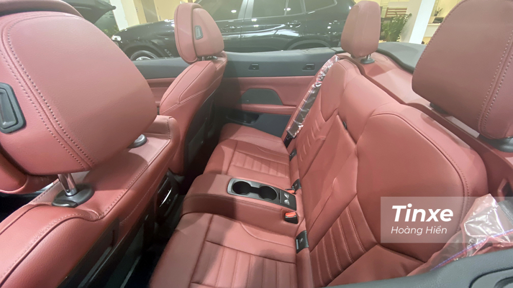 Hàng ghế thứ 2 trên BMW 430i M Sport có khoảng để chân thoải mái nhưng lưng ghế dựng thẳng nên sẽ tạo cảm giác mỏi nếu đi xa.