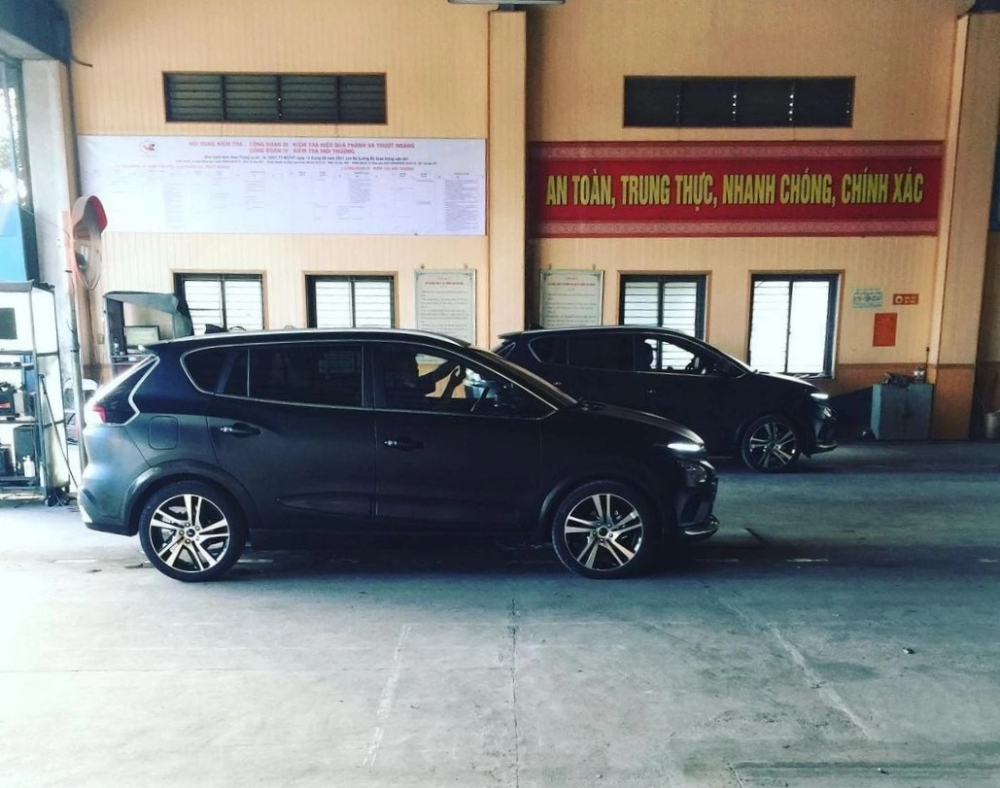 Xe được dán màu đen kín mít.