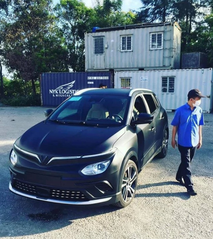 VinFast VF e34 bị bắt gặp tại một trung tâm đăng kiểm.