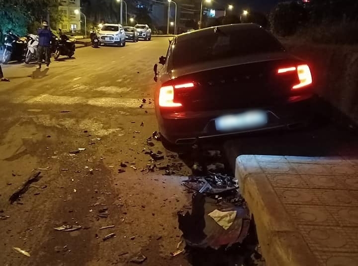 Nhiều mảnh vỡ dàn áo của xe ô tô và xe máy vỡ nát, nằm rải rác trên mặt đường