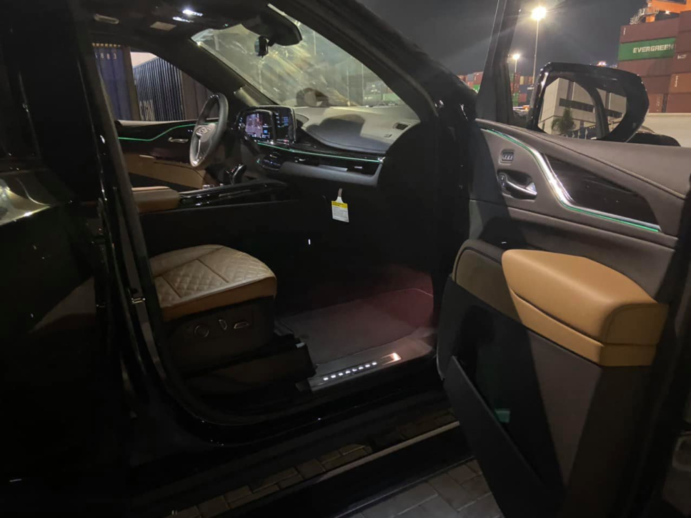 Đây là chiếc xe SUV hạng sang cỡ lớn đầu tiên vào bộ sưu tập xe của Hoàng Kim Khánh