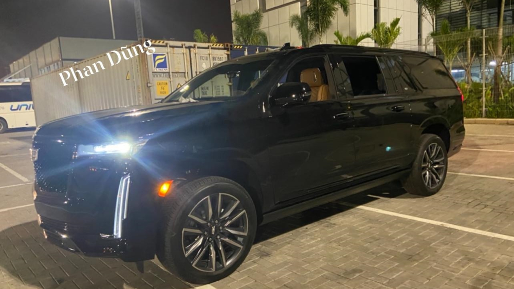 Xe mang ngoại thất màu đen và thuộc bản Cadillac Escalade ESV Sport 