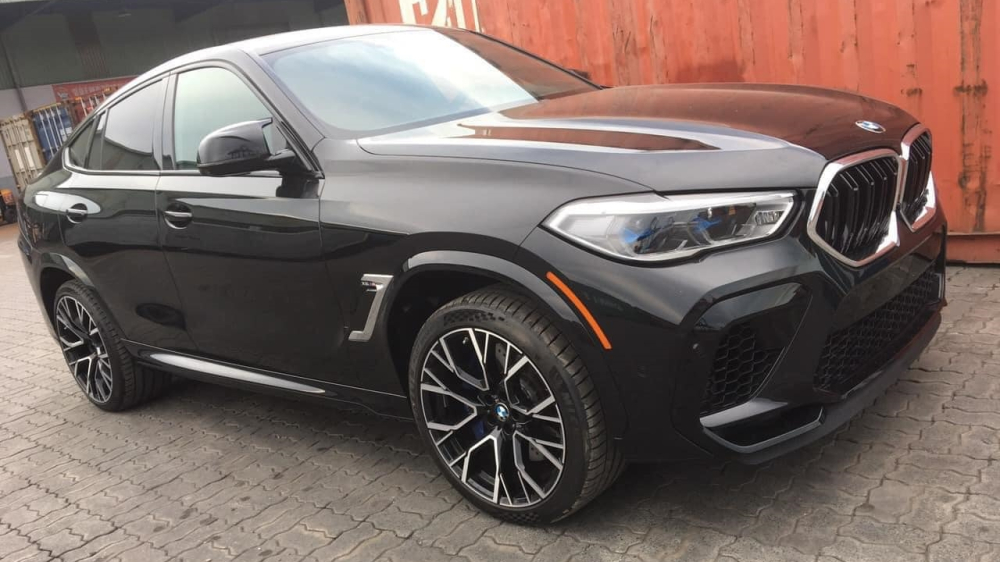Ngoại hình xe cá tính và dữ dằn hơn so với BMW X6 đang bán chính hãng tại Việt Nam Ngoại hình xe cá tính và dữ dằn hơn so với BMW X6 đang bán chính hãng tại Việt Nam