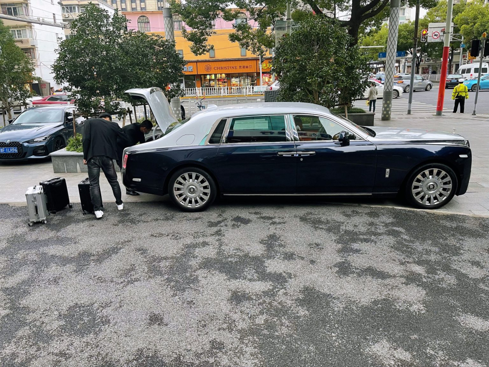 Đại gia này sau đó ra về với 3 va li tiền và đang chất vào khoang hành lý của xe Rolls-Royce Phantom thế hệ thứ 8 Đại gia này sau đó ra về với 3 va li tiền và đang chất vào khoang hành lý của xe Rolls-Royce Phantom thế hệ thứ 8