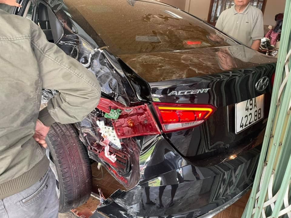 Chiếc ô tô con Hyundai Accent nằm bên trong nhà dân