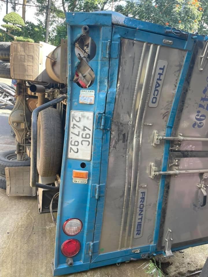 Chiếc ô tô tải bị hư hỏng sau vụ tai nạn