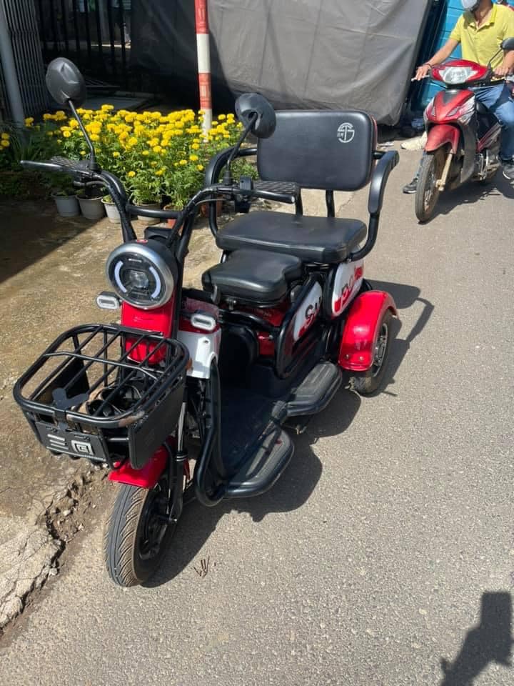 Người điều khiển chiếc xe máy điện 3 bánh bị thương nặng