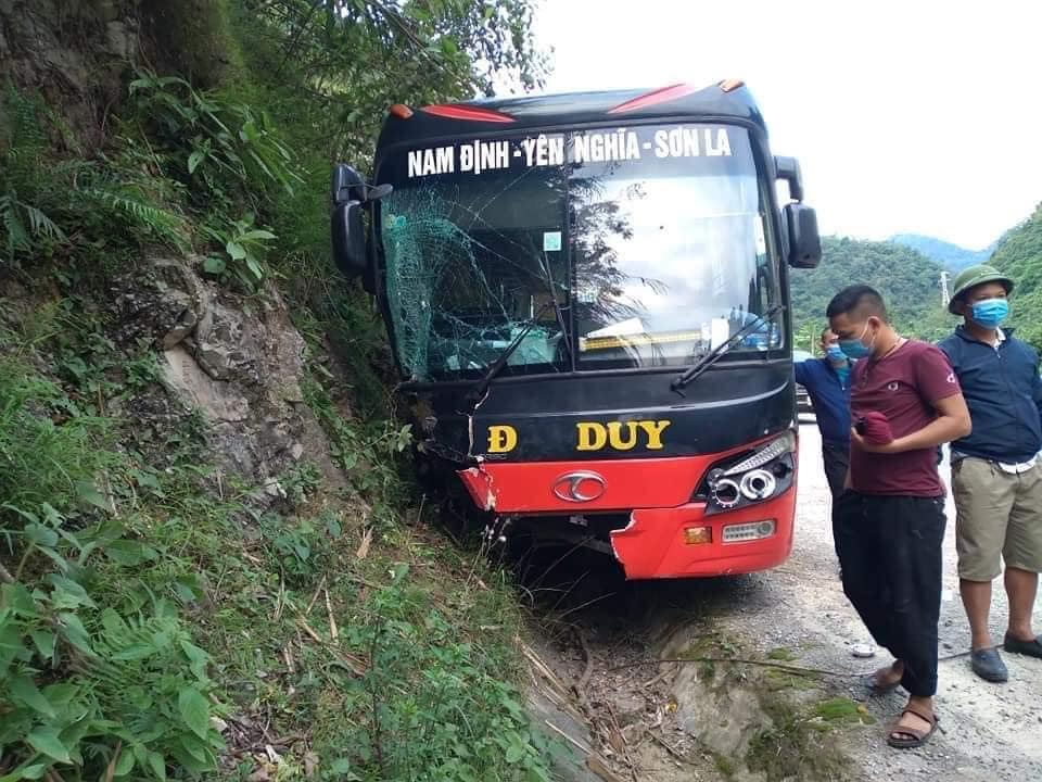 Chiếc xe khách giường nằm trong vụ tai nạn liên hoàn với 2 xe ô tô