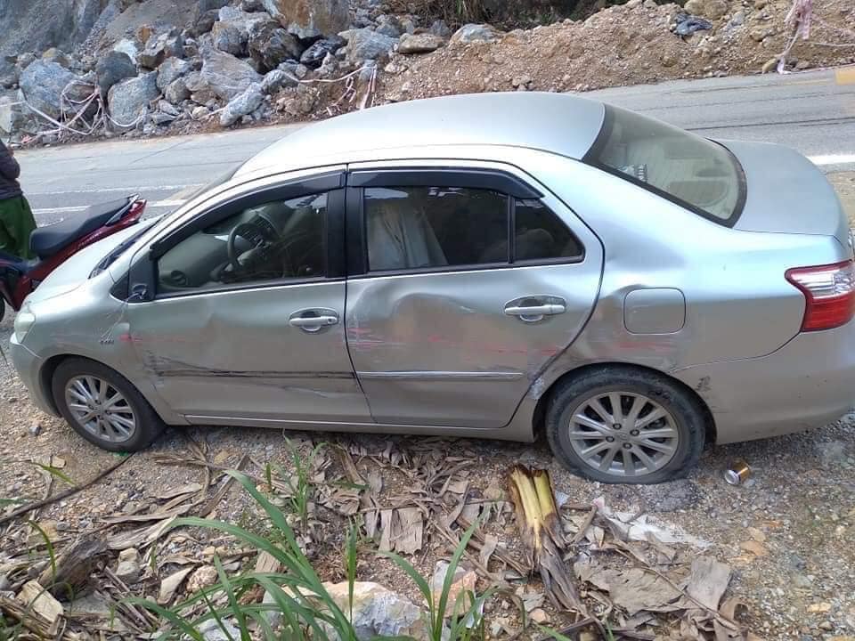 Chiếc xe Toyota hư hỏng nặng bên hông xe