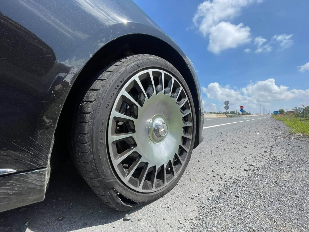 1 lốp xe của chiếc Mercedes-Maybach S-Class bị nổ vỏ 1 lốp xe của chiếc Mercedes-Maybach S-Class bị nổ vỏ