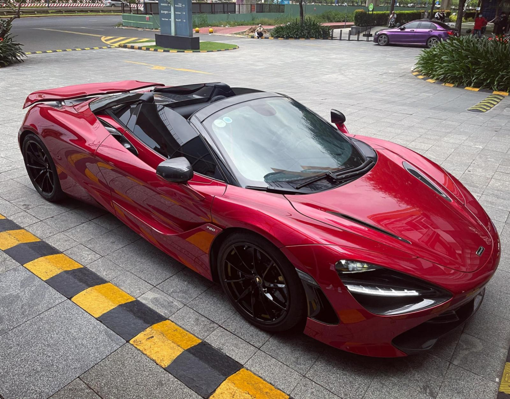 Siêu xe mui trần McLaren 720S Spider và phía xa là Mercedes-Benz C300 AMG 2020 màu tím của TiTi Siêu xe mui trần McLaren 720S Spider và phía xa là Mercedes-Benz C300 AMG 2020 màu tím của TiTi