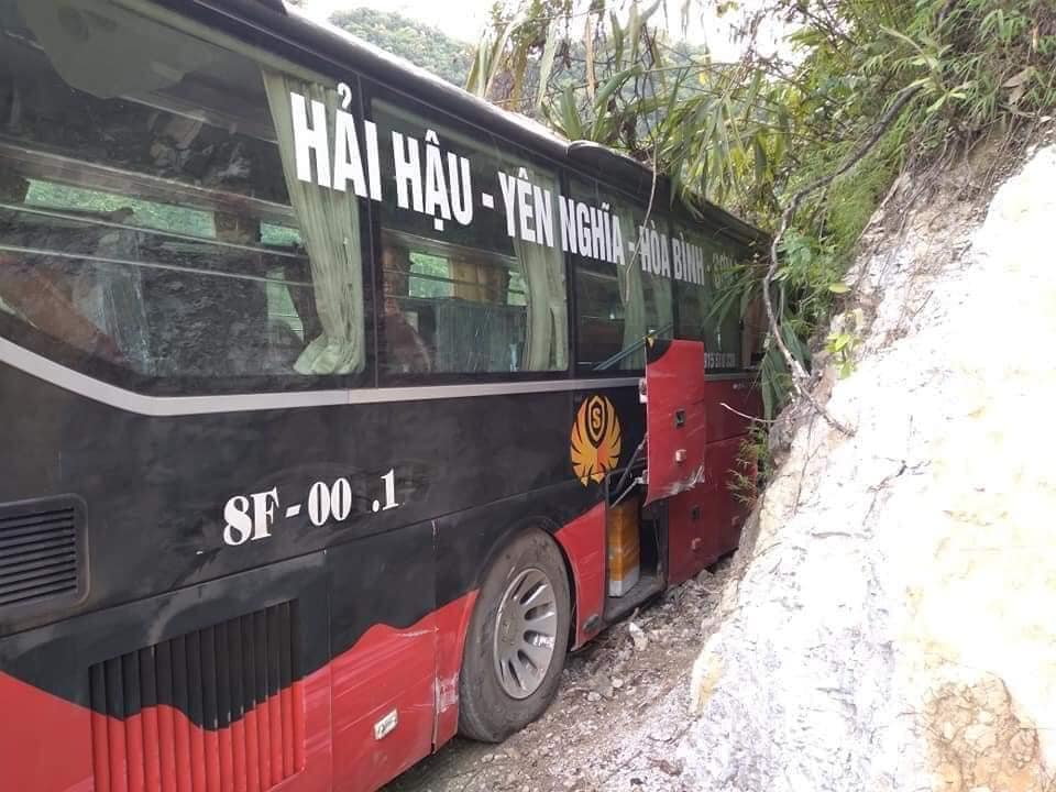 Xe khách lao vào vách núi bên đường đèo