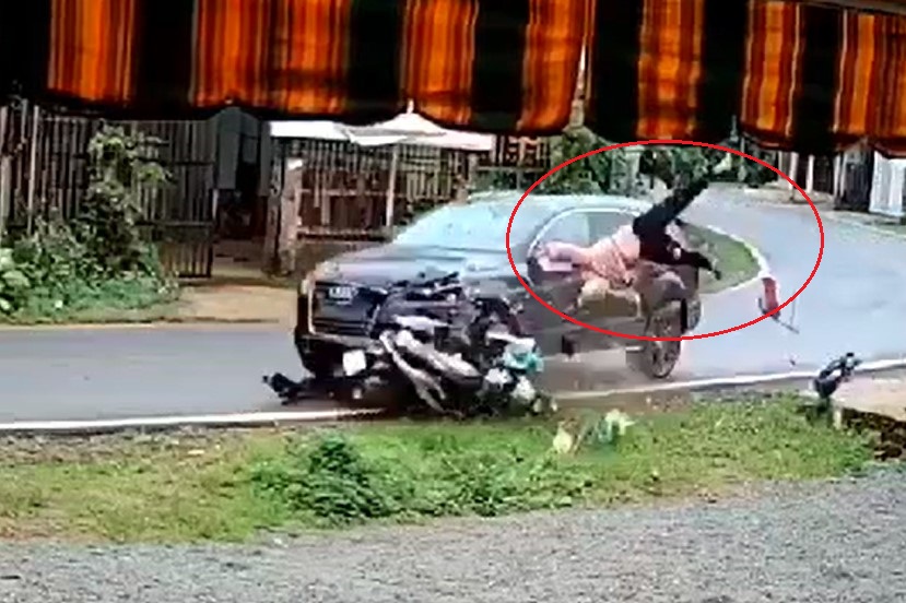Người phụ nữ đi xe máy bị chiếc ô tô hất văng và chấn thương nặng Người phụ nữ đi xe máy bị chiếc ô tô hất văng và chấn thương nặng