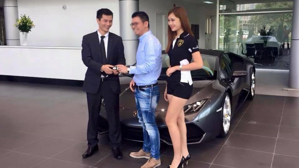 Doanh nhân quận 7 lúc nhận bàn giao chìa khóa siêu xe Lamborghini chính hãng đầu tiên được bán tại dải đất hình chữ S này