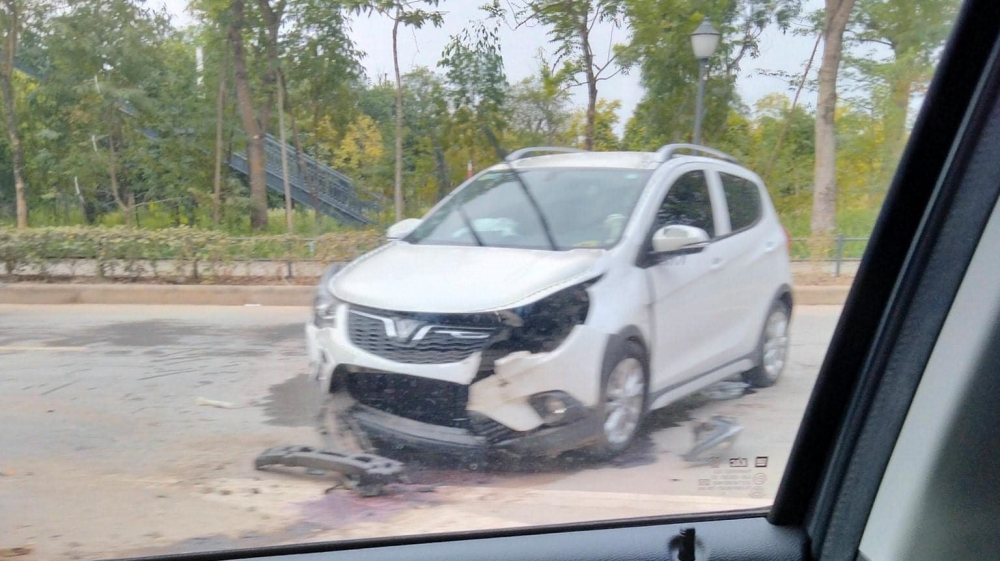 Vụ tai nạn khiến chiếc xe VinFast Fadil vỡ nát đầu xe, túi khí bung ra