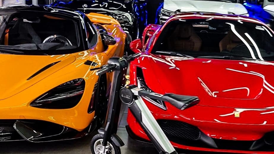 Siêu xe giới hạn McLaren 765LT bất ngờ xuất hiện cạnh Lamborghini Huracan EVO cùng Ferrari F8 Tributo tại Bình Chánh