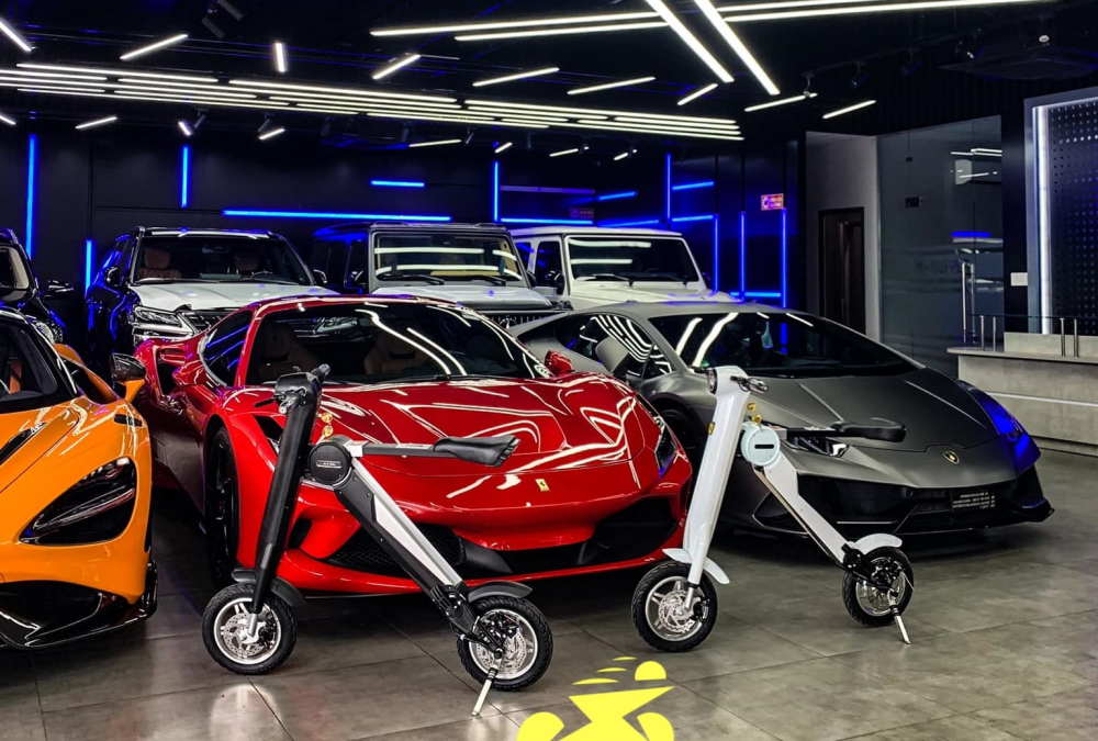 Hình ảnh 3 chiếc siêu xe V8 quyền lực xếp cạnh nhau bao gồm Lamborghini Huracan EVO, Ferrari F8 Tributo và McLaren 765LT