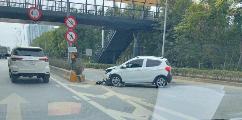 Hiện trường vụ tai nạn xe VinFast Fadil vào trưa hôm qua trên đường 379, hướng đi Hưng Yên