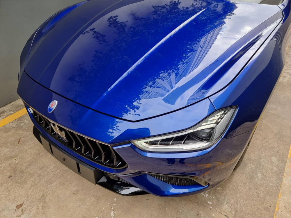 Xe mang ngoại thất màu xanh Blu Emozione rất quen thuộc của các mẫu xe cây đinh ba