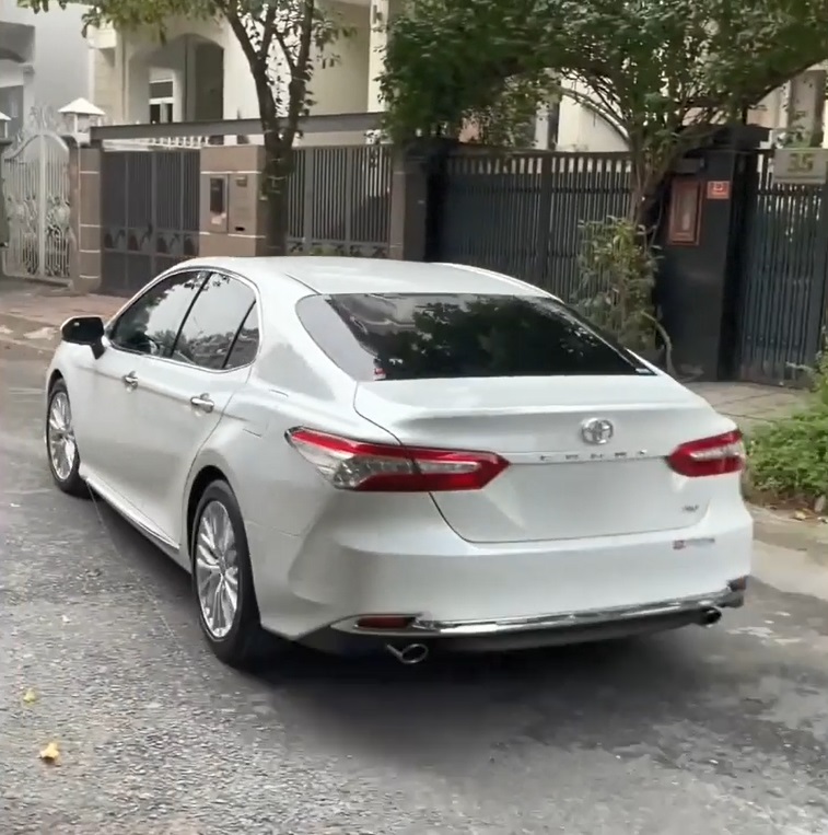 Trấn Thành mua chiếc xe Toyota Camry màu trắng tặng bố Trấn Thành mua chiếc xe Toyota Camry màu trắng tặng bố