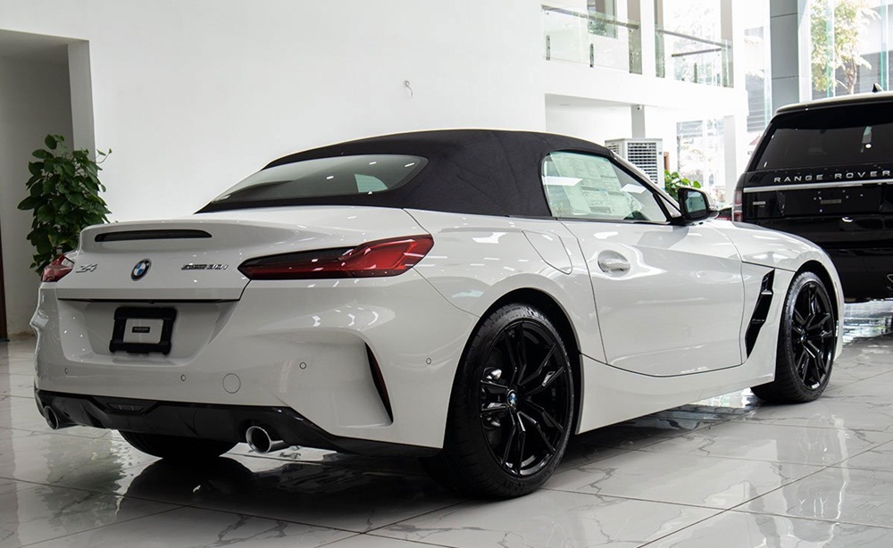 Đuôi xe được thiết kế khá đơn giản với cụm đèn hậu LED và hai hốc gió phía sau. Đuôi xe được thiết kế khá đơn giản với cụm đèn hậu LED và hai hốc gió phía sau.