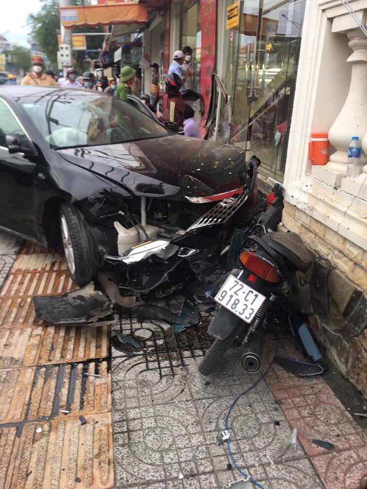 Chiếc xe máy bị chiếc ô tô Toyota Camry ghim chặt vào tường nhà dân