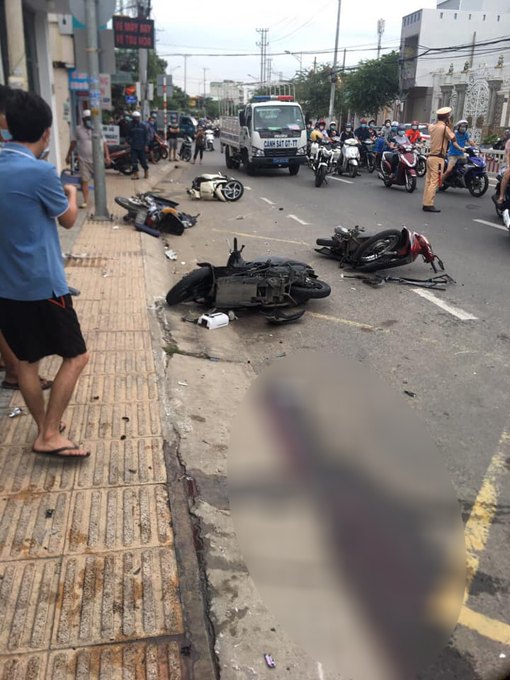 Lực lượng chức năng có mặt tại hiện trường vụ tai nạn
