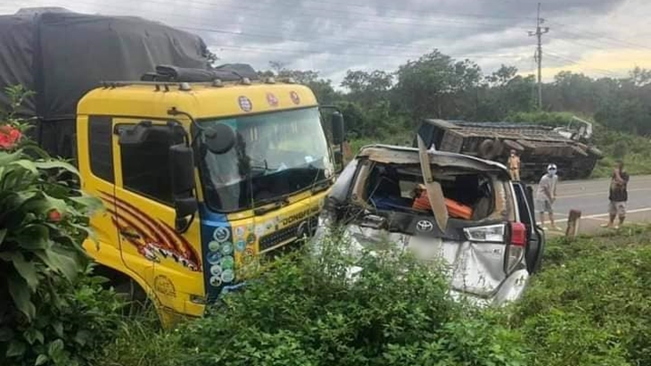 Vụ tai nạn liên hoàn liên quan đến 2 xe tải và chiếc xe Toyota Innova Vụ tai nạn liên hoàn liên quan đến 2 xe tải và chiếc xe Toyota Innova
