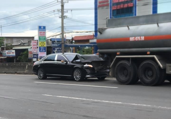 Mercedes-Benz S-Class tông đuôi xe bồn trên QL51, phần đầu xe hư hỏng nặng