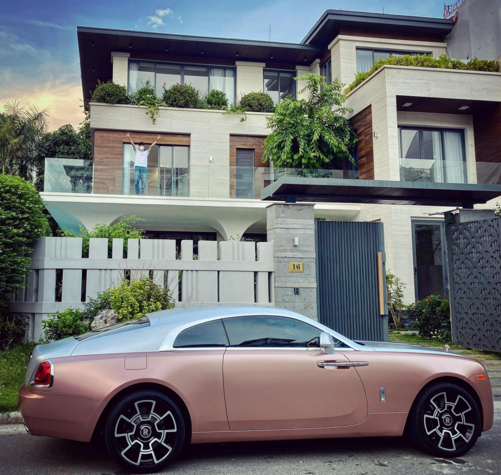 Diện mạo của chiếc xe Rolls-Royce Wraith bị nổ vỏ