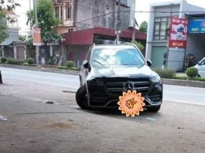 H&igrave;nh ảnh chiếc xe Mercedes-Benz GLS hư hỏng khi đến được 1 garage sửa xe