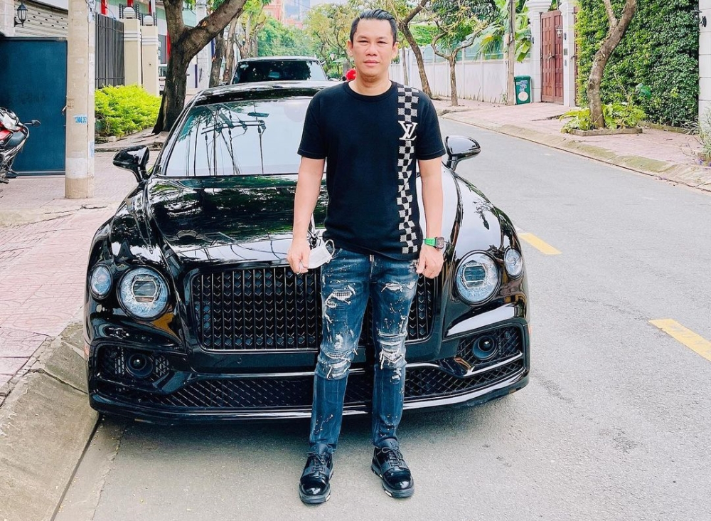 Doanh nh&acirc;n Đức Huy c&ugrave;ng chiếc xe si&ecirc;u sang Bentley Flying Spur V8 First Edition đắt tiền