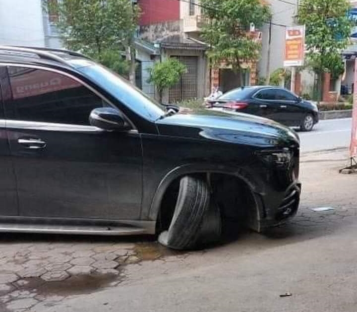Chiếc xe hư hỏng nặng sau khi chủ nh&acirc;n cố gắng l&aacute;i xe đi tr&ecirc;n đường hơn 3 km với t&igrave;nh trạng như n&agrave;y