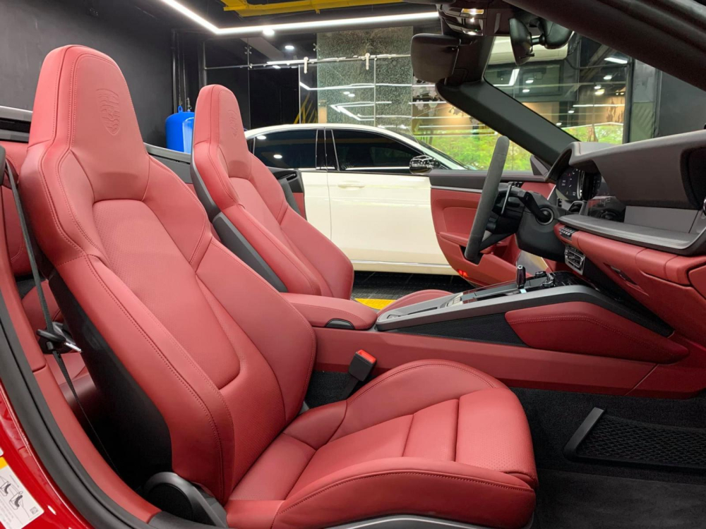 C&ograve;n đ&acirc;y l&agrave; nội thất xe Porsche 911 Carrera S Cabriolet 2021 của đại gia lan đột biến B&igrave;nh Phước