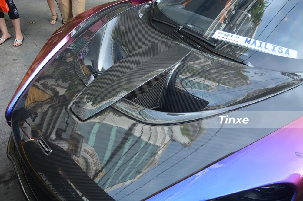 Xe có màu sơn tắc kè cùng hàng loạt chi tiết bằng carbon