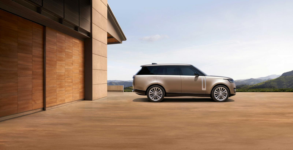 Range Rover 2022 g&acirc;y ấn tượng với thiết kế k&iacute;nh phẳng c&ugrave;ng đường viền cửa sổ ẩn tạo cảm gi&aacute;c liền mạch.