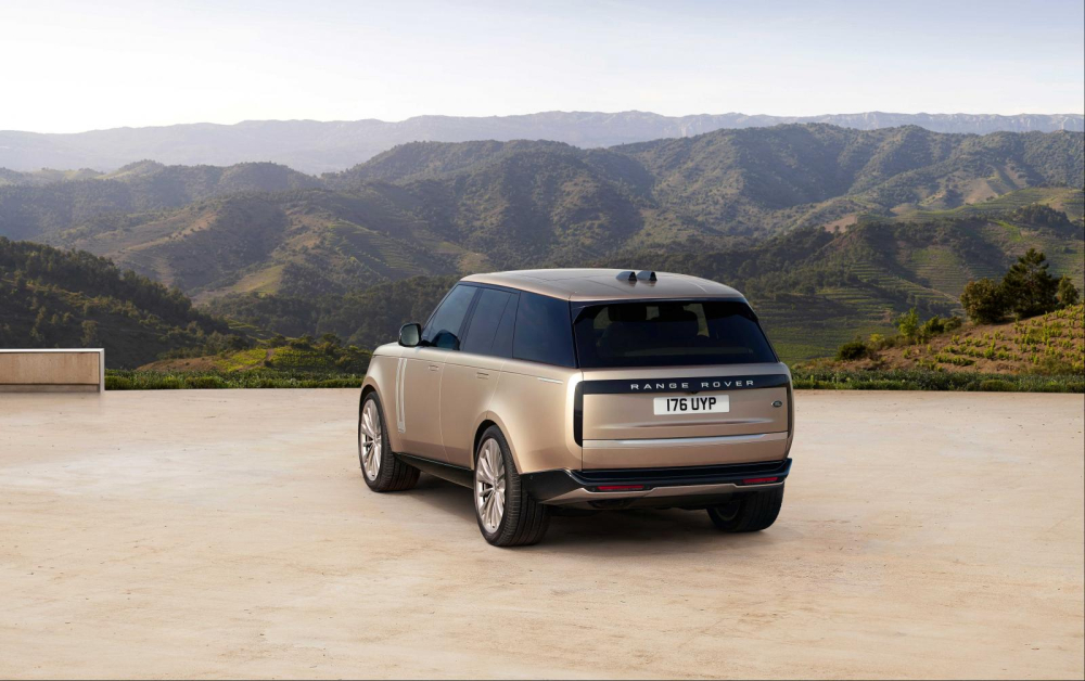 Cụm đ&egrave;n hậu c&oacute; thiết kế chữ &ldquo;U&rdquo; l&agrave; điểm ph&aacute; c&aacute;ch của Range Rover 2022 ở lần n&acirc;ng cấp n&agrave;y.