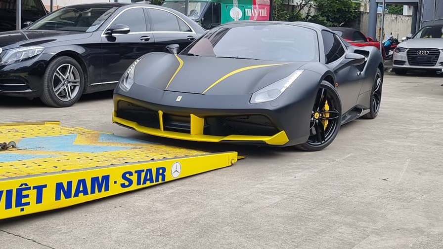 Nay xe được chuyển sang m&agrave;u đen nh&aacute;m c&ugrave;ng sọc v&agrave;ng