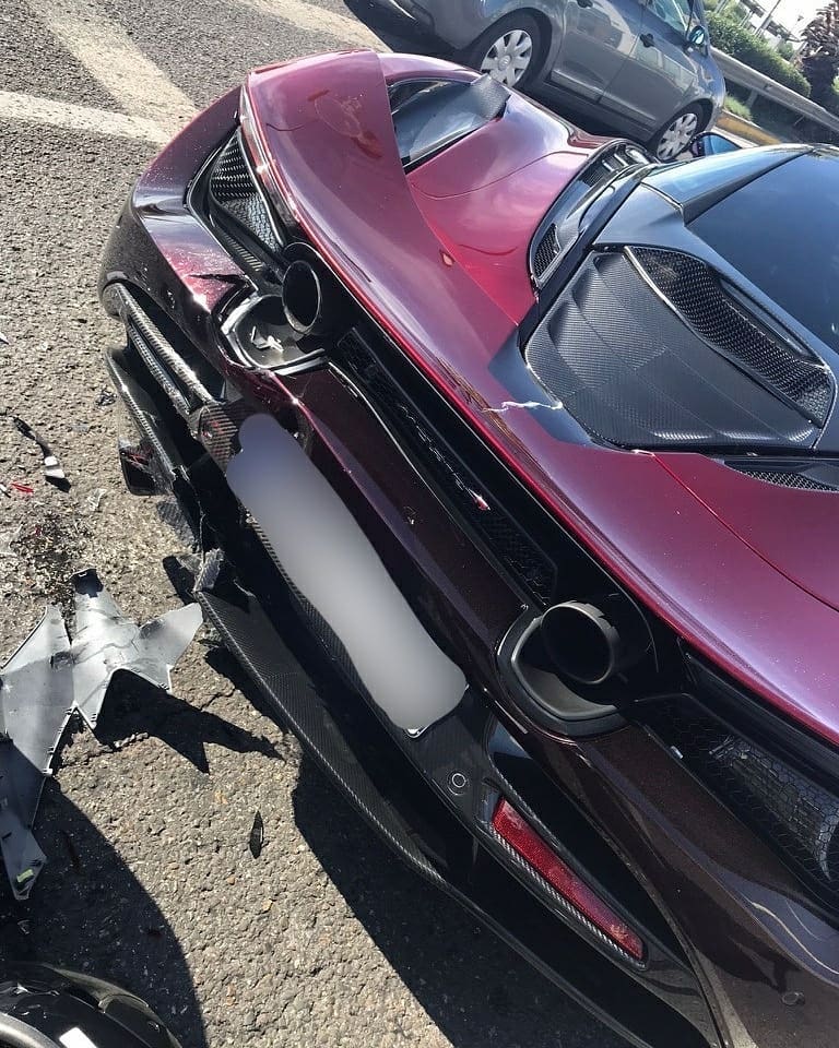 Chiếc si&ecirc;u xe McLaren 720S thiệt hại kh&aacute; nặng, c&oacute; thể thấy, xe gần như thuộc bản trang bị cao nhất với nhiều chi tiết l&agrave; carbon thay v&igrave; nhựa cao cấp