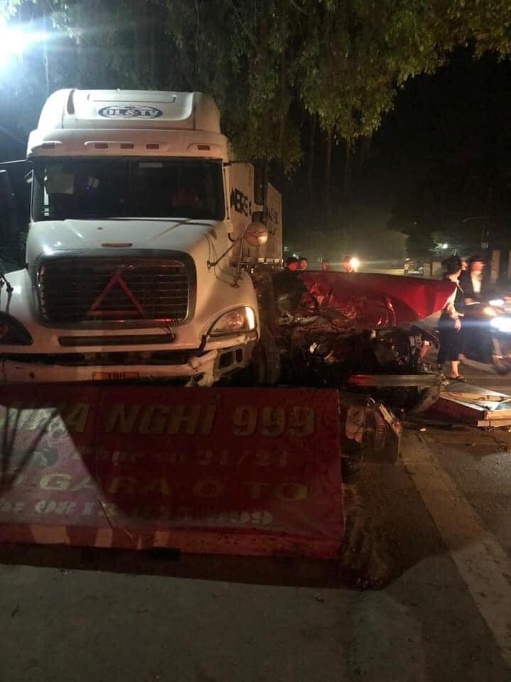 Hiện trường vụ tai nạn xe container với ô tô tại tỉnh Phú Thọ tối qua