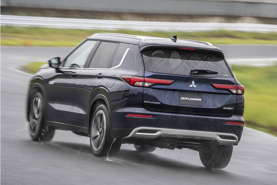 Mitsubishi Outlander PHEV 2022 có hệ dẫn động 4 bánh toàn thời gian